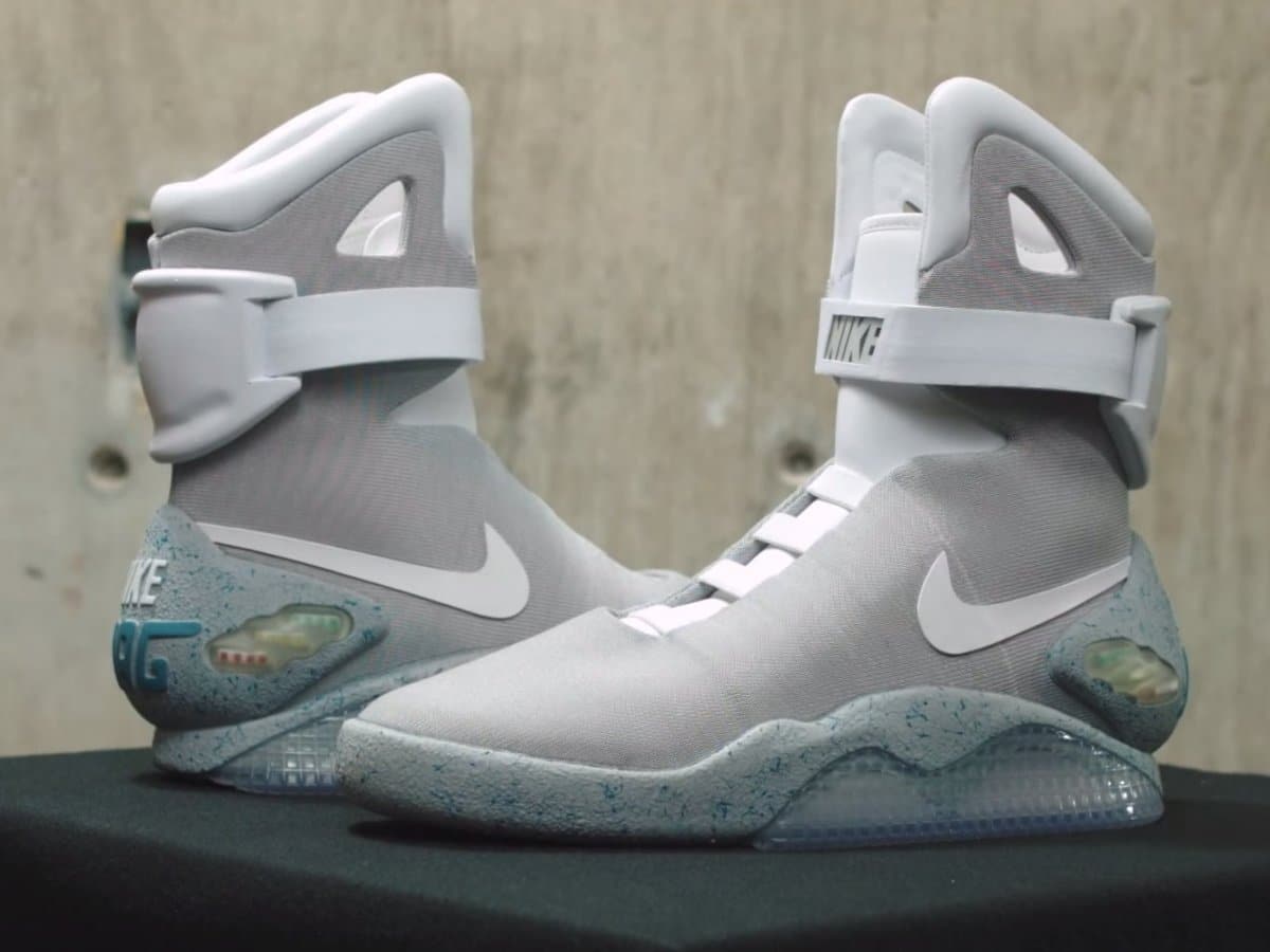 Eigenaardig Ronde Ingenieurs Michael J. Fox Demonstrate Nike Self Lacing Shoes From Back To The Future |  eTeknix