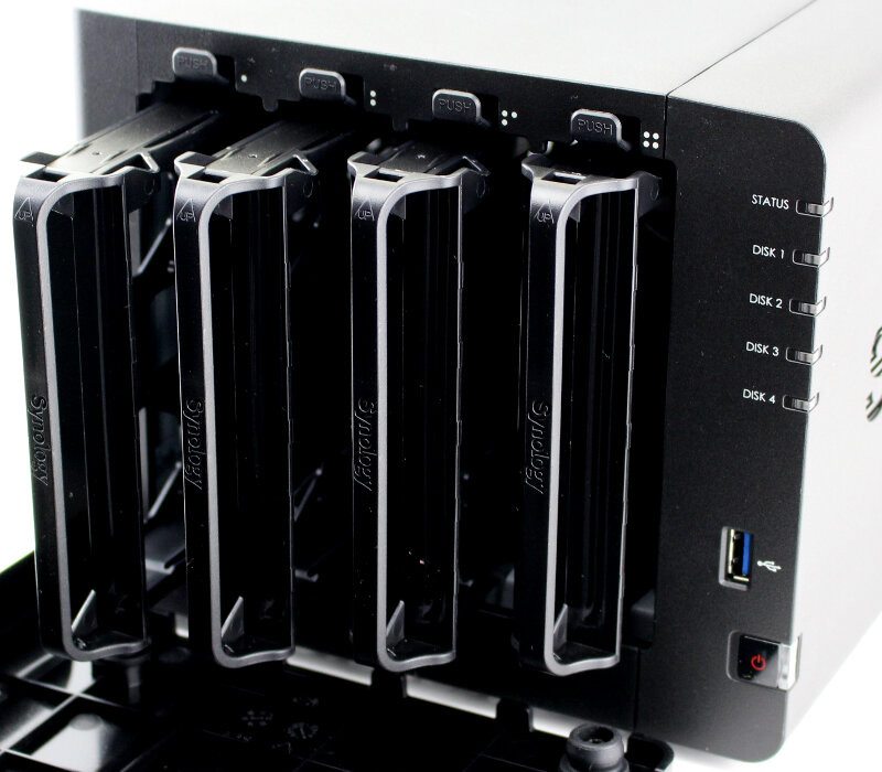 Synology_DS416-Photo-front angle bays