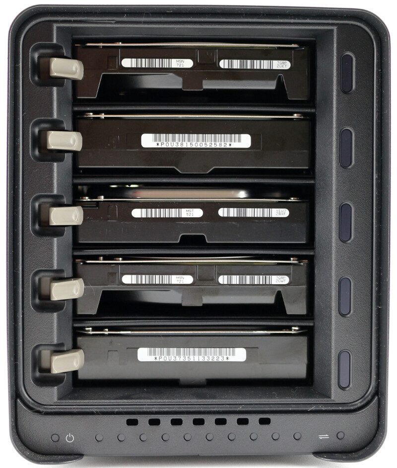 Drobo_5N-Photo-front with drives