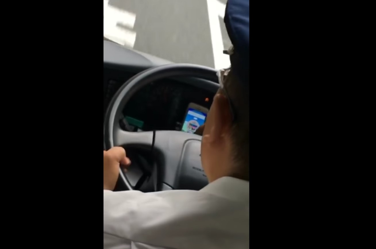 Video Shows Bus Driver Playing Pokemon Go While Driving Eteknix