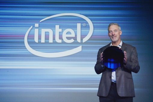 Intel Shows Off 10nm Cannon Lake Wafer