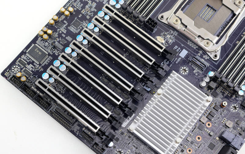 Gigabyte MW51-HP0 Photo closeup PCIe slots