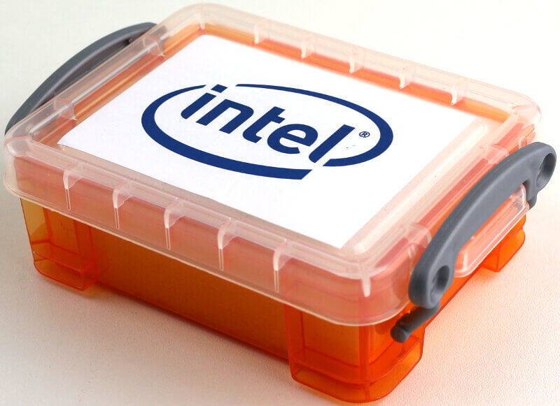 Intel Xeon W-2195 Photo box angle