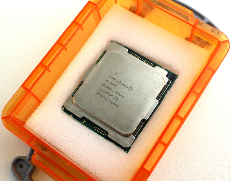 Intel Xeon W-2195 Photo box open angle